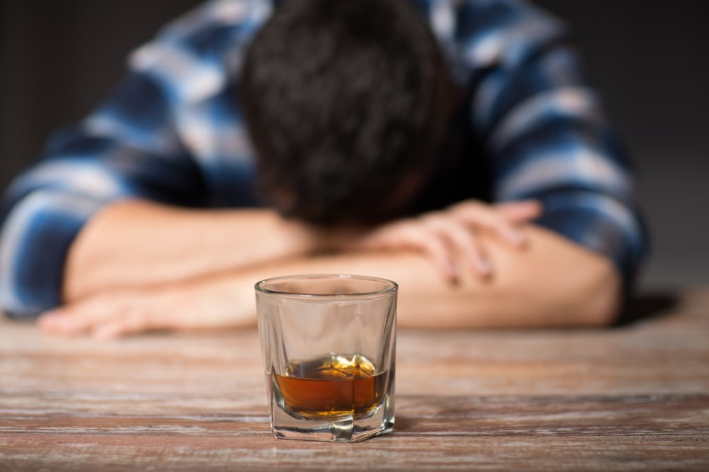Jak rozwija się alkoholizm? Jak rozpoznać alkoholizm na różnych etapach?