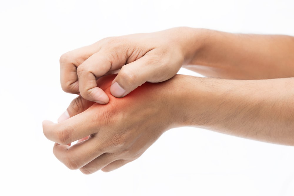 Co może powodować swędzenie dłoni? Jakie objawy mogą towarzyszyć swędzeniu dłoni i co one oznaczają?